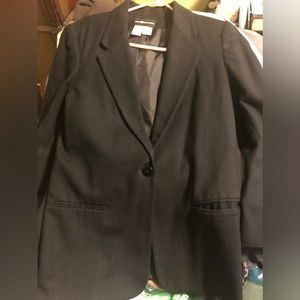 Woman’s boyfriend jacket. Black wool. 1 button. 2 front pockets. Fully lined.